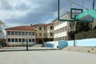 Λήμνος: Πλήθος μολότοφ έξω από σχολείο