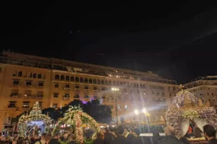 Θεσσαλονίκη: Η στιγμή που συναντιούνται 5 Επιτάφιοι στην πλατεία Αριστοτέλους για πρώτη φορά
