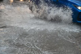 Θεσσαλονίκη: Πλημμύρισαν οι δρόμοι από την ισχυρή νεροποντή και το χαλάζι ΦΩΤΟ