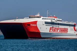Ταλαιπωρία για 240 επιβάτες του ταχύπλοου Thunder ,παρουσίασε βλάβη στον καταπέλτη στο λιμάνι της Πάρου