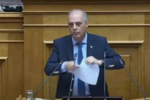 Ο Κυριάκος Βελόπουλος έσκισε από το βήμα της Βουλής τη Συμφωνία των Πρεσπών ΒΙΝΤΕΟ