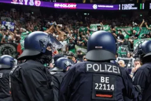 Βερολίνο: Τρεις σοβαρά τραυματίες και 89 συλλήψεις από τα επεισόδια οπαδών Ολυμπιακού και Παναθηναϊκού