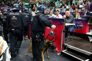 Final Four Euroleague: Η στιγμή της αιματηρής συμπλοκής των Ελλήνων οπαδών στο Βερολίνο