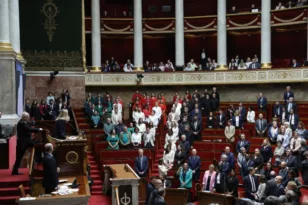 Γαλλία: Βουλευτές πήγαν στη Βουλή φορώντας τα χρώματα της παλαιστινιακής σημαίας