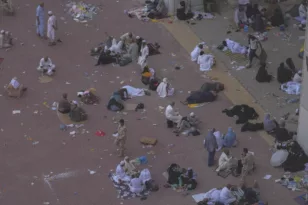 Σαουδική Αραβία: Συγγενείς αναζητούν προσκυνητές που αγνοούνται – Περισσότεροι από 900 νεκροί κατά τη διάρκεια του χατζ