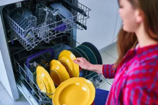 Τα 5 πράγματα που δεν πρέπει να κάνετε όταν χρησιμοποιείτε το πλυντήριο πιάτων