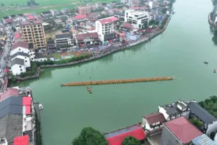 Τεράστια βάρκα-δράκος με 420 κωπηλάτες έθεσε νέο ρεκόρ Γκίνες στην Κίνα