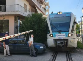 Πάτρα: Νέο περιστατικό παρκαρίσματος στις γραμμές του τρένου - Κόλλησε ο Προαστιακός