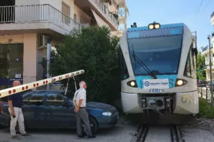 Πάτρα: Νέο περιστατικό παρκαρίσματος στις γραμμές του τρένου – Κόλλησε ο Προαστιακός