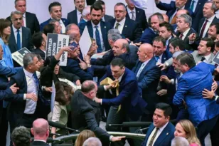 «Χαμός» στην τουρκική Εθνοσυνέλευση: Τα σπρωξίδια και οι γροθιές που «έπεσαν» μεταξύ βουλευτών ΒΙΝΤΕΟ