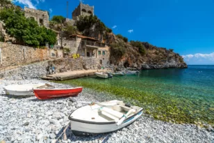 8 παραλίες τις Πελοποννήσου για ξεχωριστές καλοκαιρινές βουτιές