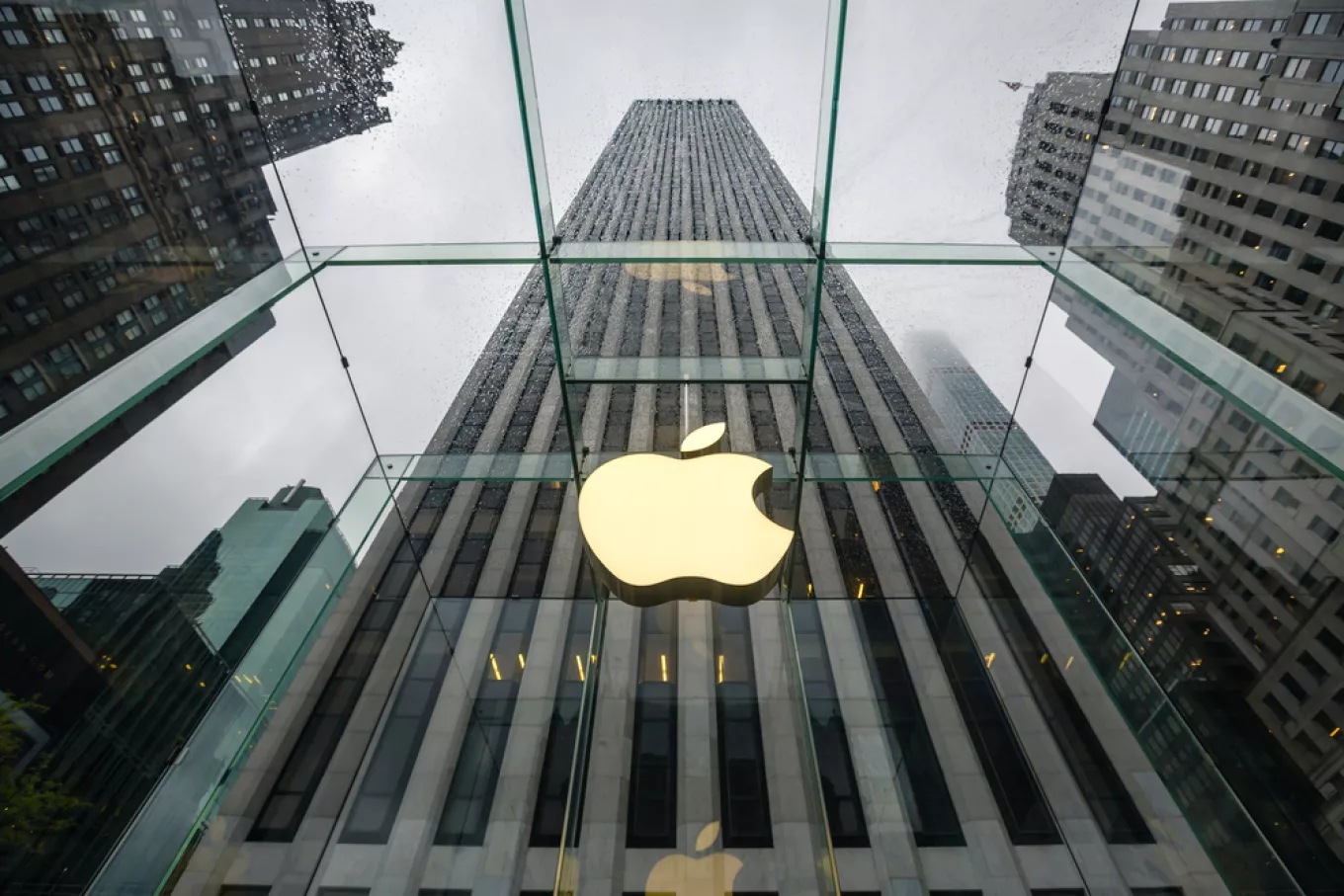 Η Apple κοντεύει να γίνει η πρώτη εταιρεία των 4 τρισ.