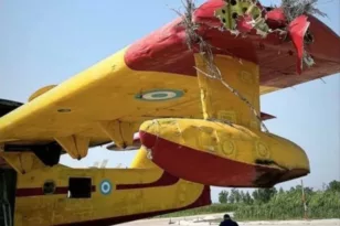 Ναύπακτος: Τρόμος στον αέρα, η στιγμή που το Canadair να χτυπά σε πεύκο, τι λέει η κάτοικος που τράβηξε το βίντεο ΒΙΝΤΕΟ-ΦΩΤΟ