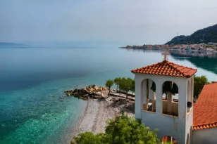 Δαντελωτές ακτές, φανταστικά νερά: Το χωριό στην Πελοπόννησο που κάθε σπίτι έχει τη δική του παραλία!