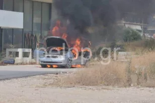 Πάτρα: Αυτοκίνητο άρπαξε φωτιά στον Γλαύκο – Μπροστά από το κτίριο της Αχαϊκής ΒΙΝΤΕΟ