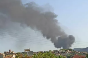 Φωτιά σε εργοτάξιο στη Λεπενού, ισχυρές εκρήξεις, πληροφορίες για νεκρό ΦΩΤΟ