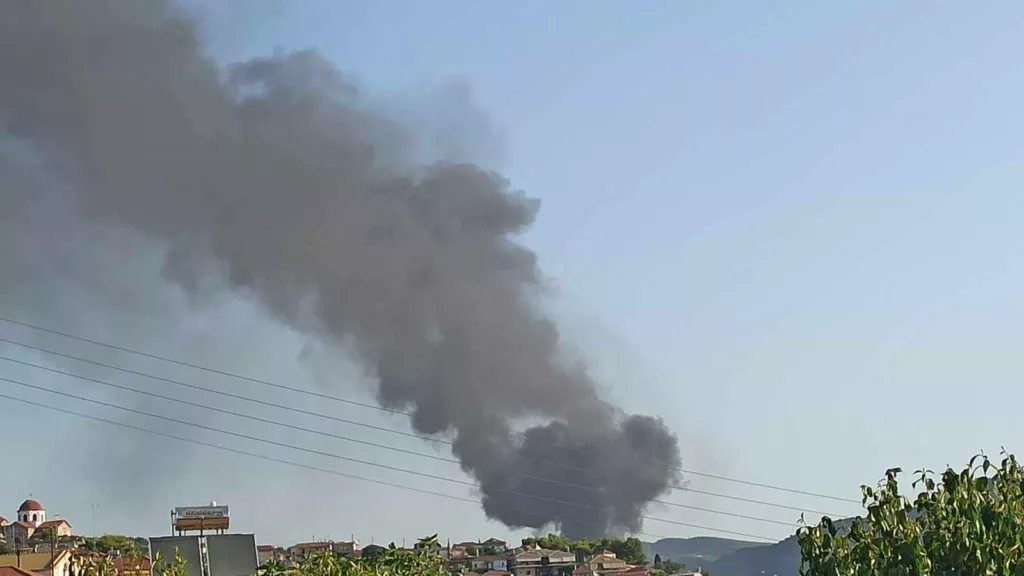 Ορατοί πυκνοί καπνοί από τη φωτιά σε εργοτάξιο στη Λεπενού