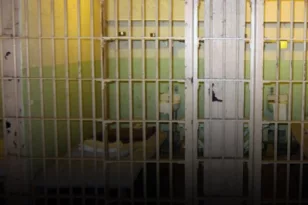 Βρετανία: Η «άτακτη» σωφρονιστική υπάλληλος και ο κρατούμενος που κατέγραφε ερωτικές σκηνές με… άλλο κρατούμενο