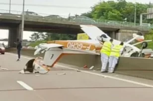 Γαλλία: Τρεις νεκροί από συντριβή τουριστικού αεροσκάφους σε αυτοκινητόδρομο ΦΩΤΟ – ΒΙΝΤΕΟ