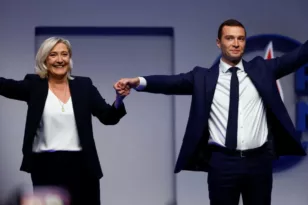 Γαλλικές εκλογές: Μπροστά η ακροδεξιά μια εβδομάδα πριν τις κάλπες, η δημοτικότητα του Μακρόν