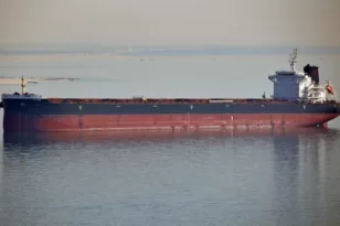 Στο βυθό το ελληνόκτητο πλοίο Tutor που είχε δεχθεί δύο επιθέσεις των Χούθι