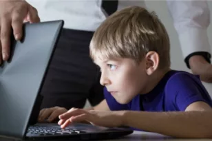 Σοβαρές επισημάνσεις ειδικών στο συνέδριο της «Π»: Μείωση ευφυΐας των παιδιών λόγω διαδικτύου