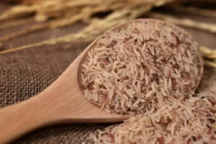 Καστανό ρύζι: Πόσο υγιεινό είναι τελικά; Τα πλεονεκτήματα και τα μειονεκτήματα