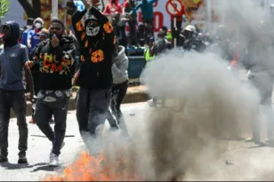Κένυα: Τουλάχιστον 5 νεκροί από αστυνομικά πυρά, στις φλόγες το Κοινοβούλιο, στις διαδηλώσεις και η αδερφή του Ομπάμα