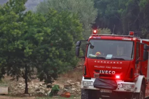 Γουμένισσα Καλαβρύτων: Φωτιά καίει κοντά σε σπίτια, σηκώθηκαν εναέρια μέσα