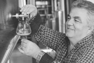 Στη μνήμη του Κώστα Αντωνακόπουλου: Οι μπύρες του συνόδευσαν πολλές στιγμές μας