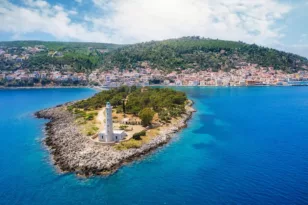 Το νησί στην Πελοπόννησο που κρύφτηκε ένα από τα πιο παράνομα ζευγάρια της ιστορίας