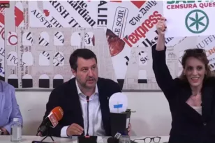 Ιταλία: Υποψήφια ευρωβουλευτής έδωσε γλάστρα με μαριχουάνα στον Ματέο Σαλβίνι ΒΙΝΤΕΟ