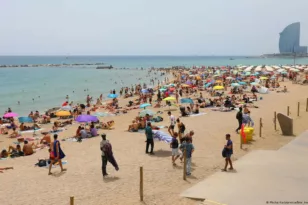 Μαγιόρκα: Ντόπιοι έδιωξαν τουρίστες από την παραλία ΒΙΝΤΕΟ
