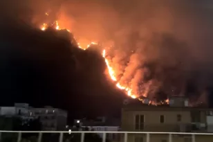 Νάπολη: Μεγάλη φωτιά μαίνεται στον λόφο Καμαλντόλι ΒΙΝΤΕΟ