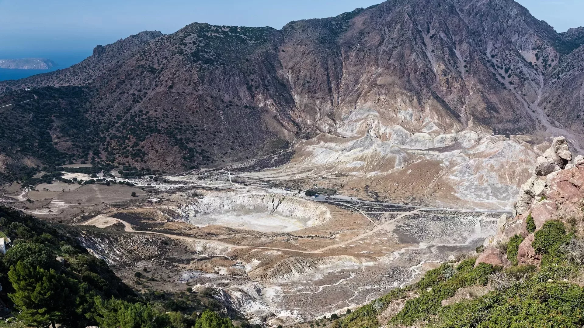 See the craters of Greece’s volcanoes from above.  Which ones are lively?  Spectacular drone photographs
 – 2024-06-26 14:47:05