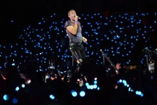 Coldplay – Videoclip στο Ηρώδειο: Το ποσό που ξόδεψαν, συμμετείχαν περίπου 2.000 θαυμαστές