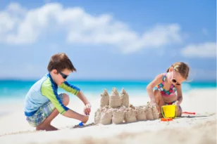Από ποιες μολύνσεις κινδυνεύουν τα παιδιά στην παραλία