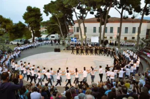 Με επιτυχία το Φεστιβάλ ελληνικών παραδοσιακών χορών των δημοτικών σχολείων του Δήμου Αιγιαλείας
