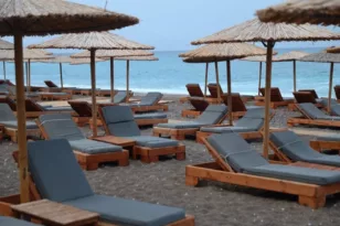 Μεσολόγγι: «Εδωσαν» επιχείρηση στο mycoast, «γέμισε την παραλία με ξύλινες κατασκευές»