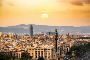 Η Βαρκελώνη δείχνει το δρόμο για την αντιμετώπιση της στεγαστικής κρίσης – Τι θα κάνει με τα Αirbnb