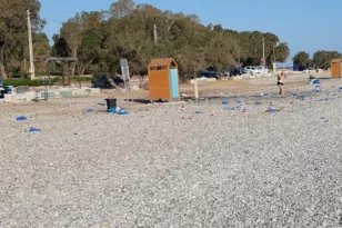 Πάτρα: Άθλια εικόνα της Πλαζ, γεμάτη σκουπίδια βρήκαν την παραλία κολυμβητές