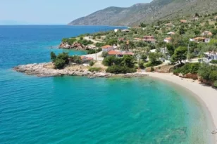 Η παραλία με την πλούσια βλάστηση και τα κρυστάλλινα νερά 1 ώρα και 20 λεπτά από την Αθήνα