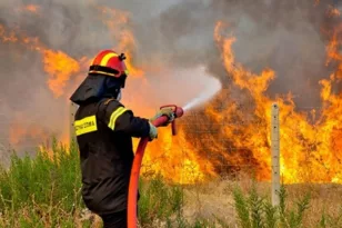 «Πορτοκαλί» συναγερμός για πυρκαγιές σε Αχαΐα – Ηλεία, έκτακτη συνεδρίαση στην Περιφέρεια