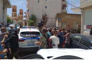 Ηλεία: Απολογείται ο 37χρονος παιδοκτόνος, πλήθος κόσμου έξω από το αστυνομικό τμήμα, δρακόντεια τα μέτρα