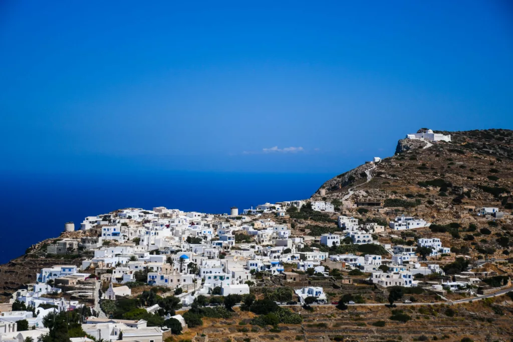 Πώς αλλάζουν οι διακοπές των Ελλήνων και των ξένων επισκεπτών