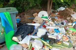 σπιράλ: Ολόκληροι σκουπιδότοποι σε γειτονιές της Πάτρας, ο Πέτρος Ψωμάς επισκέφτηκε Βραχνέικα και Μποζαΐτικα