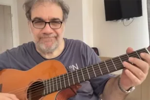 Σταρόβας: Συγκινεί το βίντεο που παίζει κιθάρα μετά το εγκεφαλικό που υπέστη