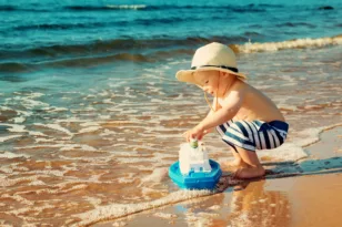 Θάλασσα και παιδί: Χρήσιμες συμβουλές για τις οικογενειακές σας βουτιές