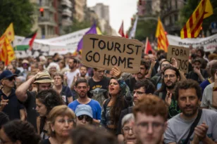 Οι Ισπανοί αντιδρούν στον υπερτουρισμό – Διαδήλωση στη Μάλαγα