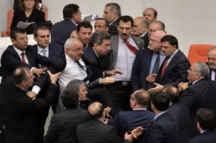 Τουρκία: Εντάσεις και χειροδικίες στην Εθνοσυνέλευση ΒΙΝΤΕΟ